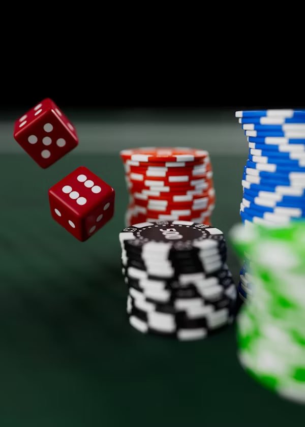 Studio kasino langsung dengan dealer profesional yang melayani meja baccarat secara live streaming
